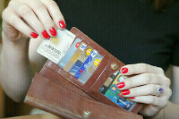 Центробанк просят обеспечить родительский контроль над счетами подростков