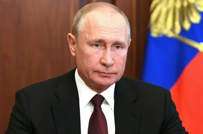 Путин призвал защищать советские памятники за рубежом