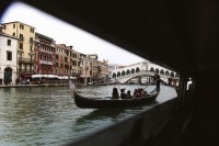 Итальянцы не собираются снимать маски даже после отмены антиковидных мер