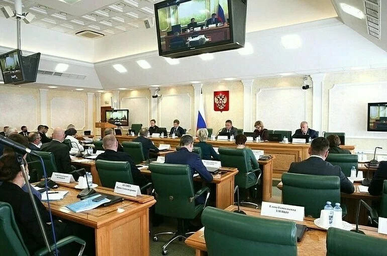 Сенаторы рекомендуют кабмину вносить неплательщиков алиментов в «чёрный список»
