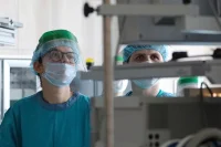 Зарплаты медработников станут больше. Но не сразу у всех