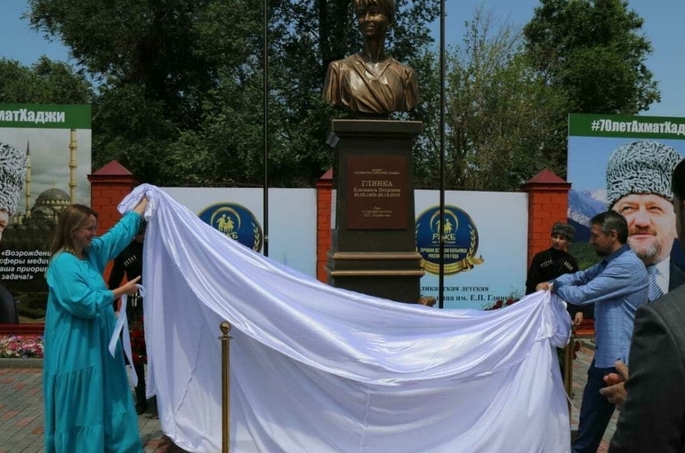 В Чечне открыли памятник Доктору Лизе