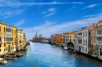 В Италии за сутки выявлено 1193 случая заражения COVID-19