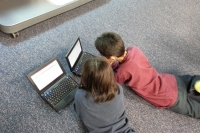 Минцифры будет защищать детей от негативной информации