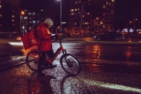 Власти Москвы обязали вакцинировать 60% курьеров