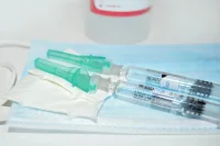 В Москве пресекли продажу освобождающих от вакцинации фиктивных справок