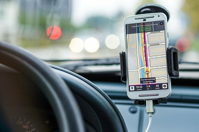 Эксперт рассказал, что будет с забытым в машине телефоном