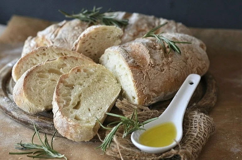 Диетологи перечислили продукты, которые ведут к ожирению 