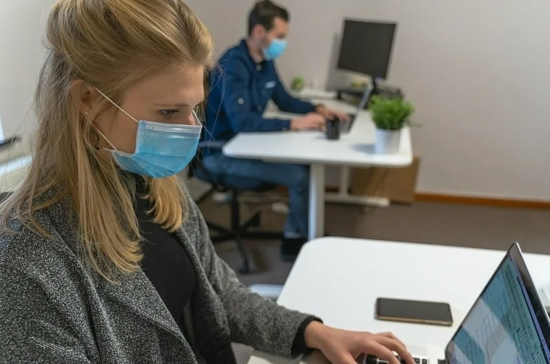 Работодателей оштрафуют за непривитых сотрудников
