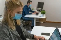 Работодателей оштрафуют за непривитых сотрудников