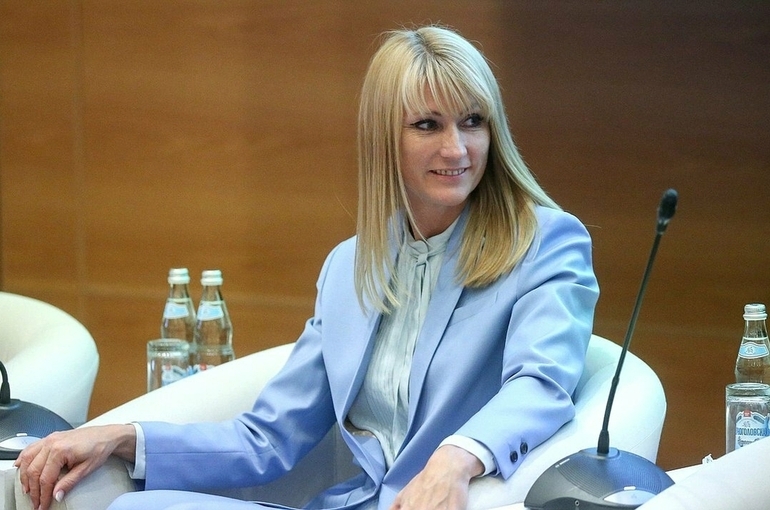 Светлана Журова высказались о гимнастах в купальниках   