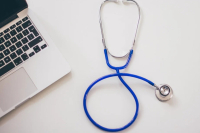 Аккредитовывать врачей будут дистанционно