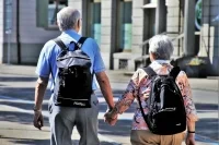 В Москве удвоили число пунктов по выдаче подарков привитым пенсионерам