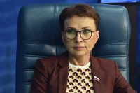 Для освобождения от работы на период вакцинации закон не нужен, считает сенатор
