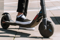 С петербуржца взыскали 200 тысяч рублей за сбитого электросамокатом ребенка