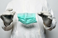 Носить маски на улице необязательно, напомнила Попова