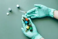 Итальянский медик призвал ускорить разработку вакцины от COVID-19 для детей