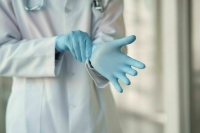 Врач объяснил, как действовать после контакта с больным COVID-19