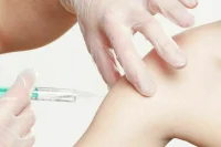 Врач рассказал, какие продукты лучше не употреблять перед прививкой от COVID-19 