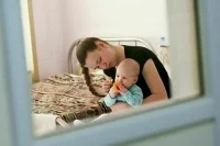 Больничные по уходу за детьми до восьми лет оплатят вне зависимости от стажа