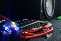 Автоэксперт оценил необходимость штрафов за установку в машине усилителей звука