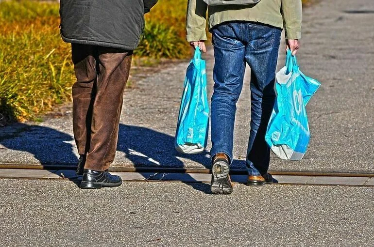 Олег Нилов предложил ввести запрет на уничтожение пригодных к употреблению продуктов