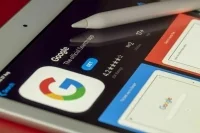Google и Facebook должны платить налоги там, где богатеют — в России