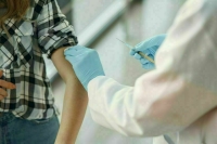 Кабмин одобрил выплату медикам за работу с больными COVID-19