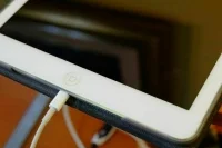 В Евросоюзе предлагают ввести единый стандарт зарядки смартфонов