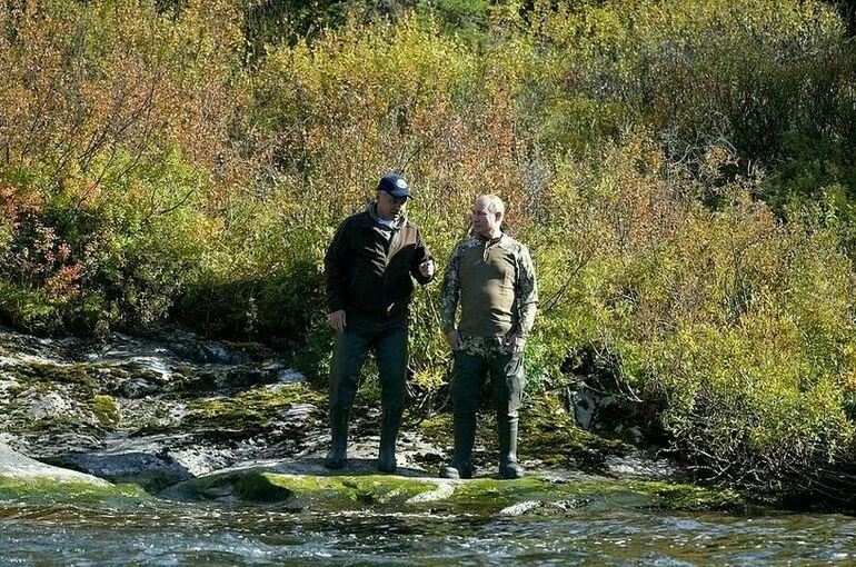 Опубликованы фотографии с отдыха Путина в Сибири