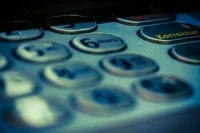 МВД и ФСБ хотят разрешить без суда блокировать счета и карты россиян