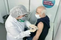 Вместо подарка за прививку от COVID-19 пенсионеры Москвы смогут получить 10 тысяч рублей