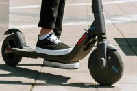 СМИ: детям до 7 лет предложили запретить кататься на электросамокатах без взрослых