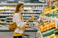 Врач назвал правила социальной дистанции единственным способом защиты от COVID-19