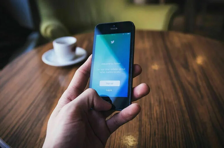 В Роскомнадзоре назвали условие снятия ограничения на скорость работы Twitter 