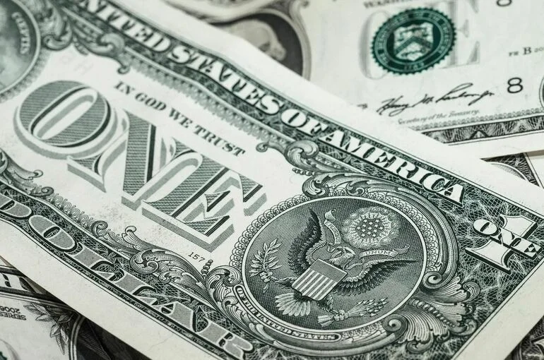 Курс доллара опустился ниже 70 рублей впервые с июня 2020 года