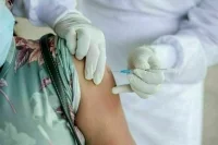 Россиянам разрешили прививаться одновременно от гриппа и COVID-19 