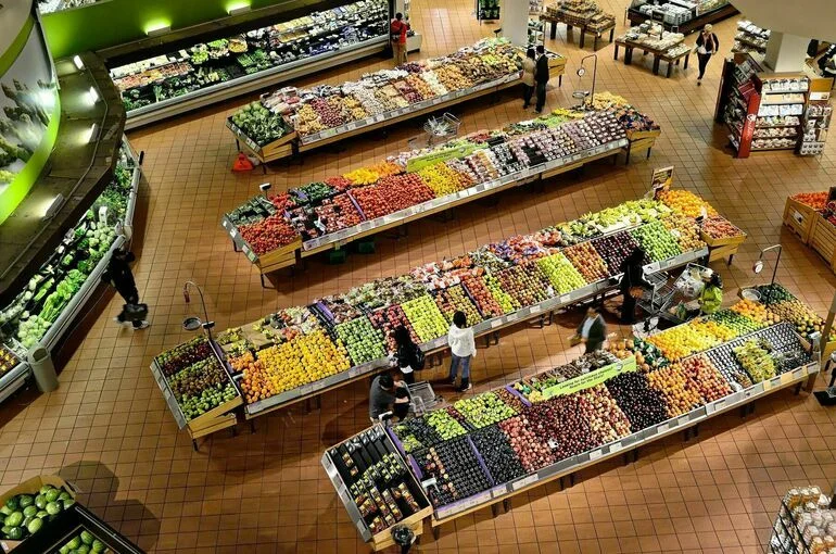 Президент поручил исключить возможность продажи просроченных продуктов