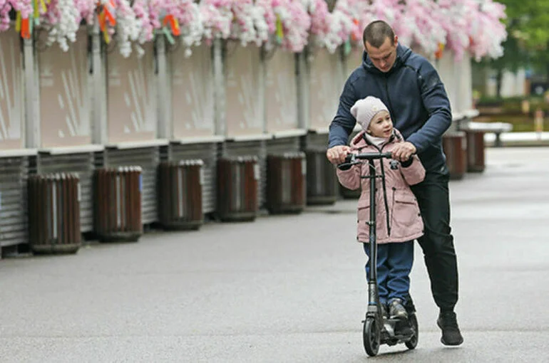 Одиноких родителей хотят освободить от сверхурочной работы