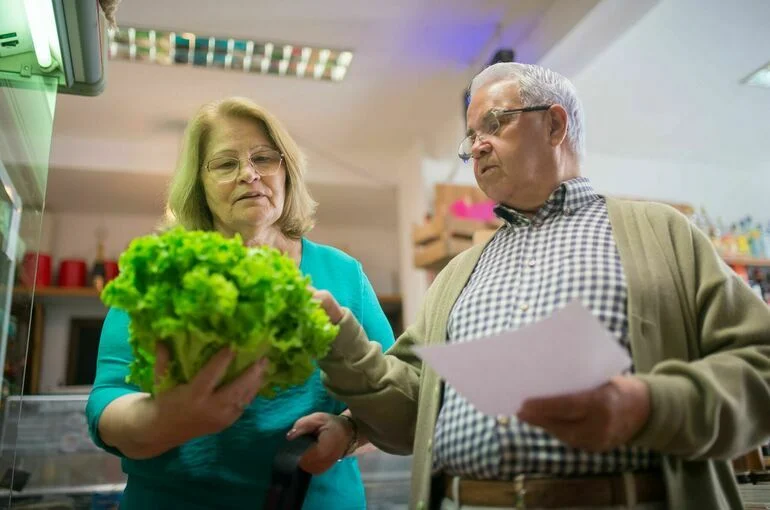 Врач перечислил опасные продукты для людей старше 50 лет