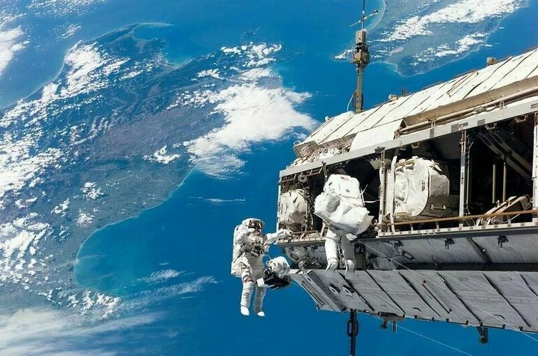 Орбиту МКС скорректируют для уклонения от космического мусора
