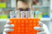 Иммунолог назвал три сценария развития ситуации с COVID-19