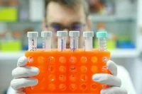 Иммунолог назвал три сценария развития ситуации с COVID-19