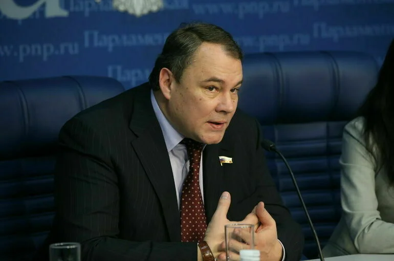 Толстой предложил провести парламентские слушания по законопроектам о введении QR-кодов