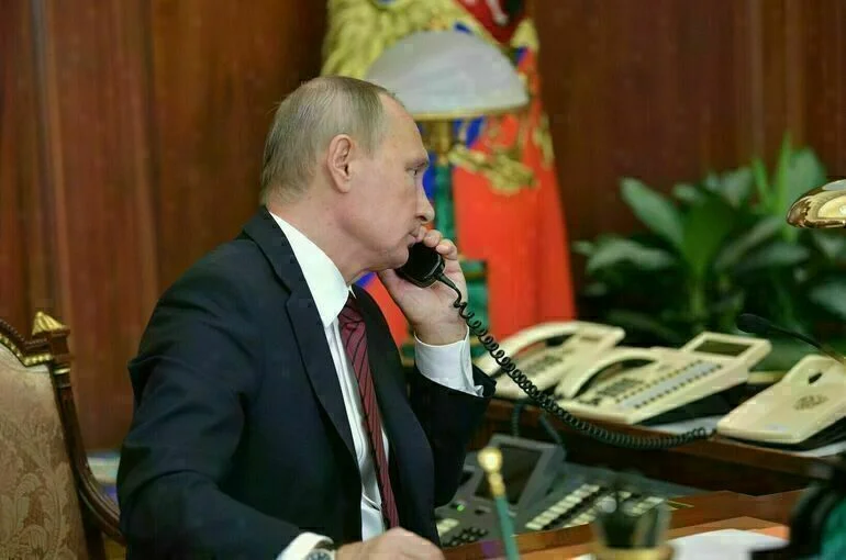 Путин рассказал Макрону о жестокости польских пограничников