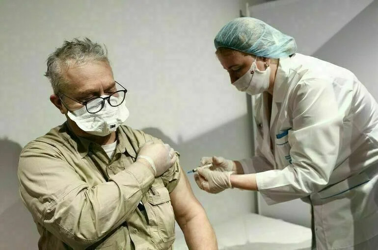 Нужно ли делать прививку от COVID-19 при высоких антителах