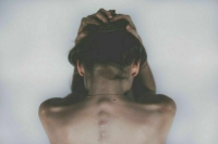 Невролог объяснил причину появления мигрирующих болей после COVID-19