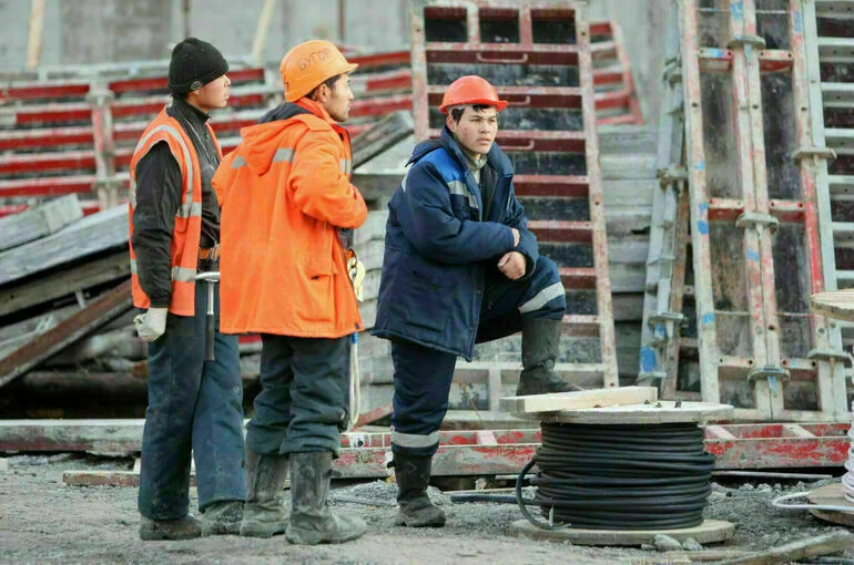 Иностранцы смогут устраиваться на работу в Россию через мобильное приложение