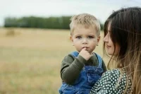 Мамам в Югре будут выплачивать по 15 тысяч рублей при рождении первенца