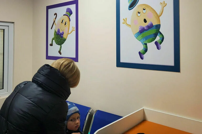 Детей провожают к врачу герои сказок